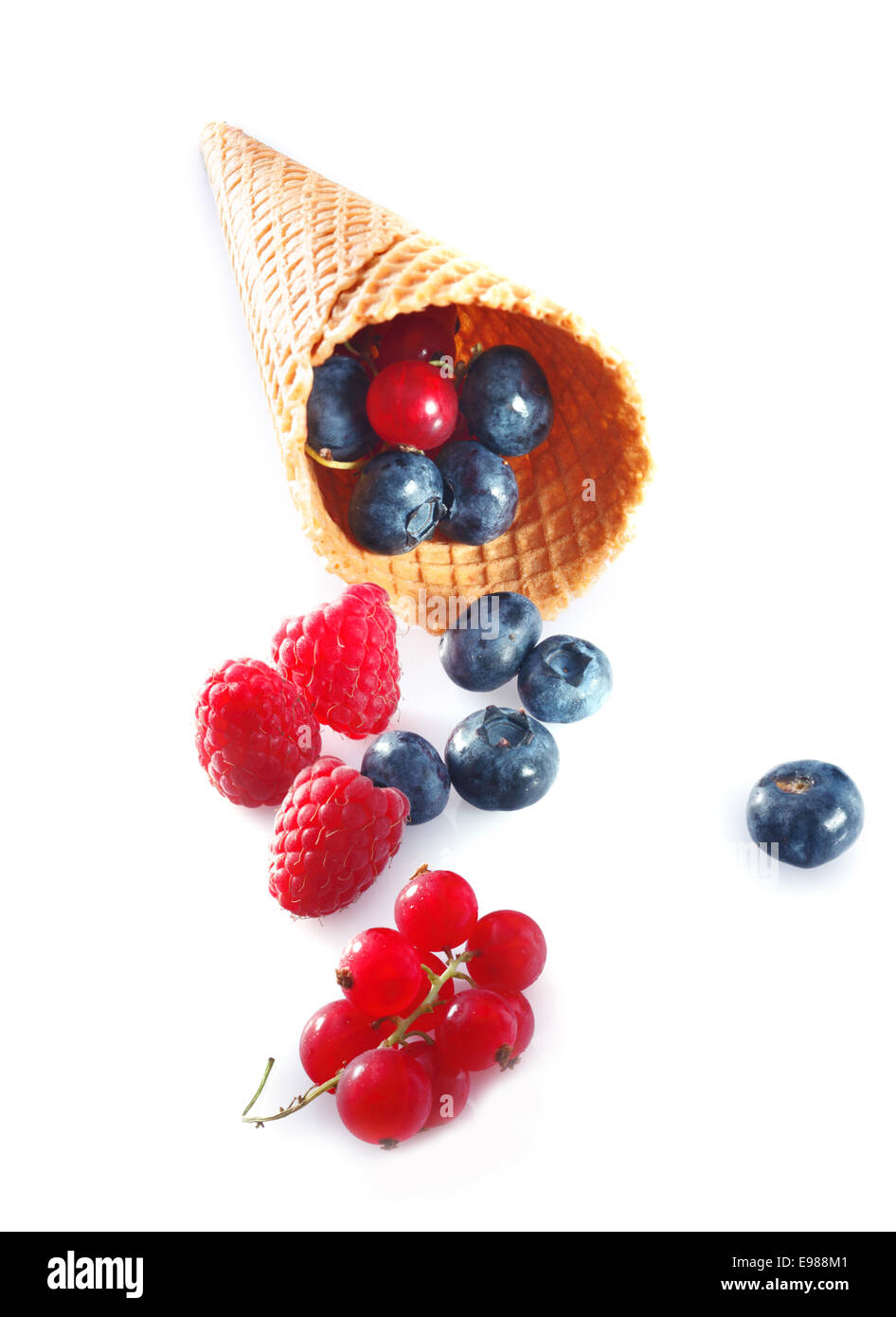 Altra frutta estiva in un cono gelato o wafer su sfondo bianco Foto Stock