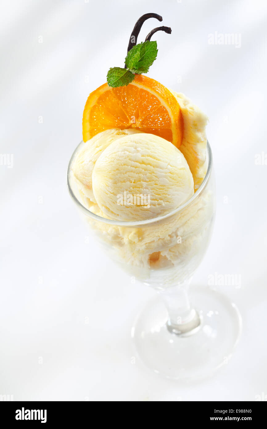 Deliziosi gelati con arance fresche e foglie di menta Foto Stock