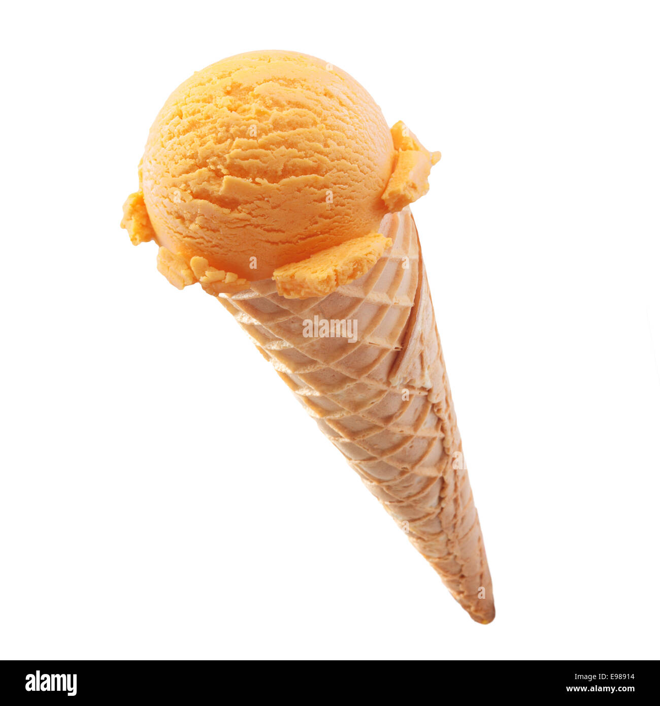 Gustosa crema rinfrescante arancione di gelato servito a prendere il via in un cono isolato su bianco Foto Stock