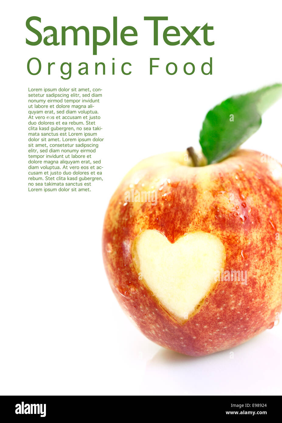 Freschi e deliziosi organico rosso di apple con un cuore spaccato per mostrare il vostro apprezzamento di cibo organico e copyspace per il testo Foto Stock