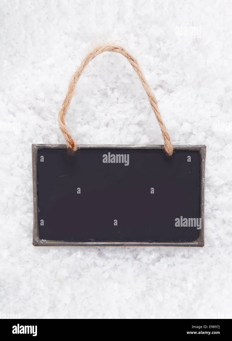 Vuoto lavagna ardesia sulla neve con copyspace per la vostra pubblicità o testo Foto Stock