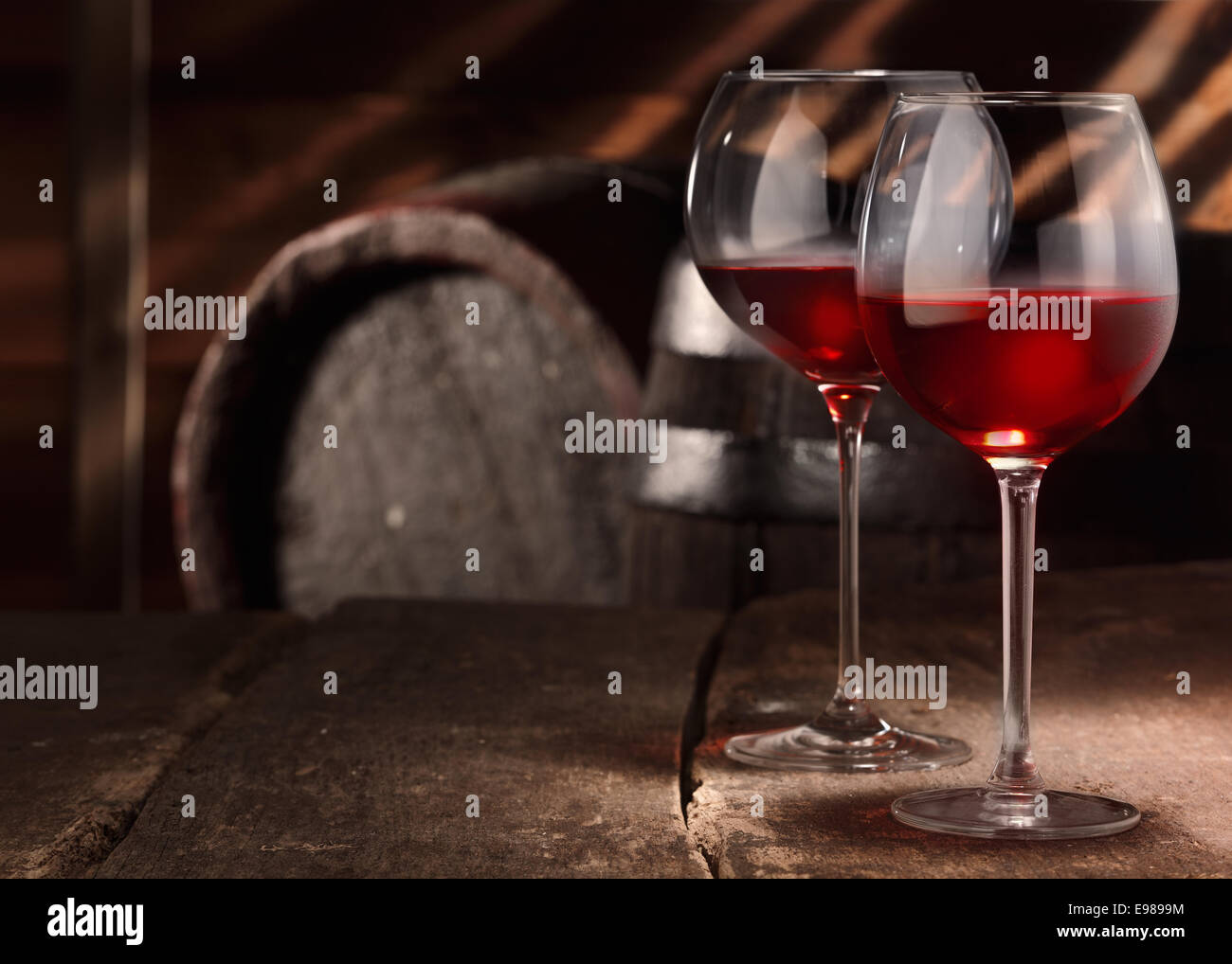 Due bicchieri di vino rosso in una tavola in un'annata la cantina di birra Foto Stock