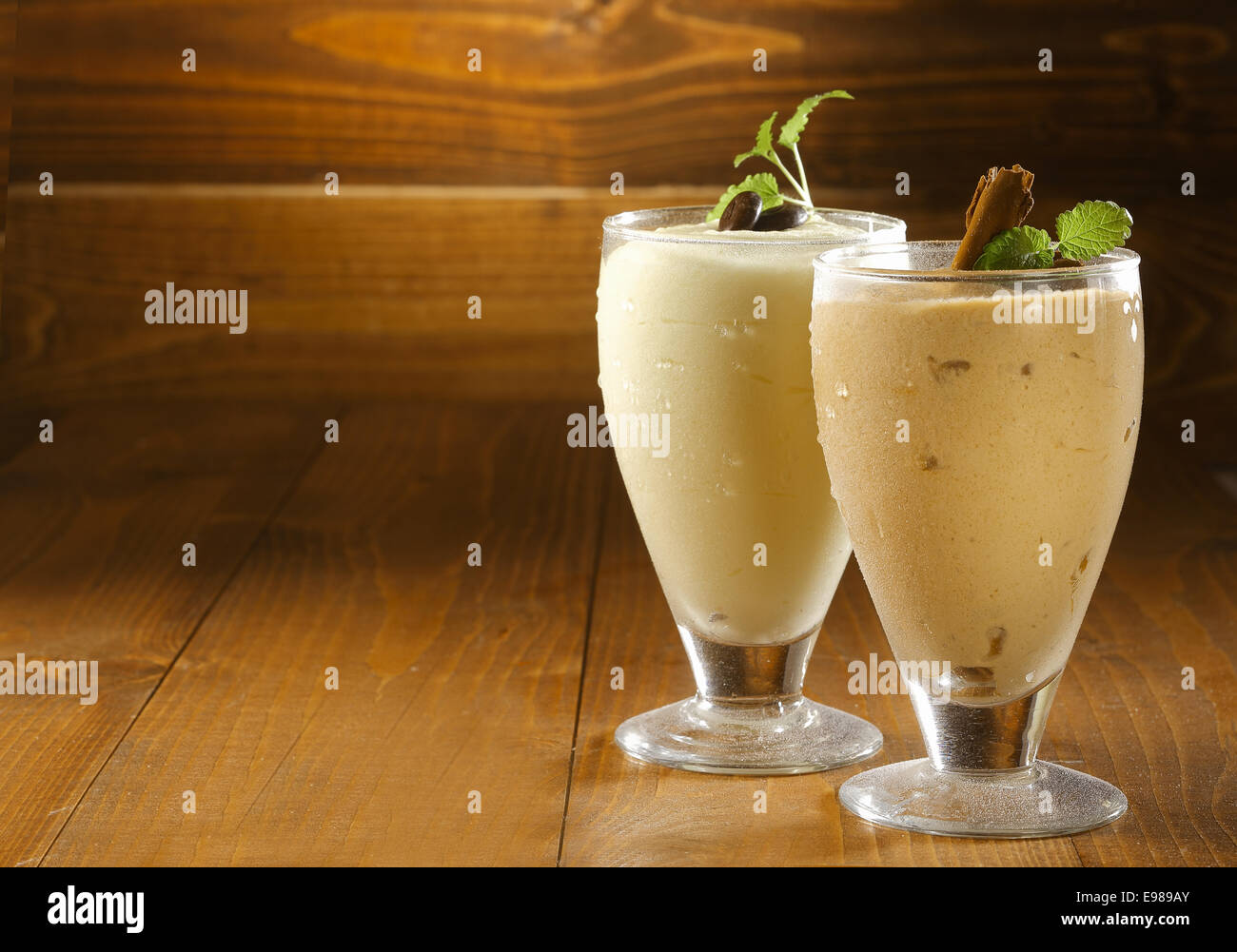 Due bicchieri di vaniglia fresca frullato con foglie minth Foto Stock