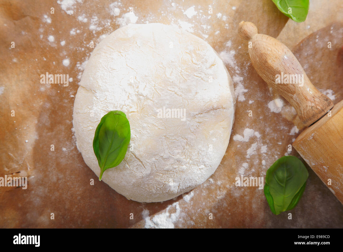 Pasta di pane fresco con un mattarello su una superficie di legno pronto  per essere implementato per una base per pizza o pasticceria Foto stock -  Alamy