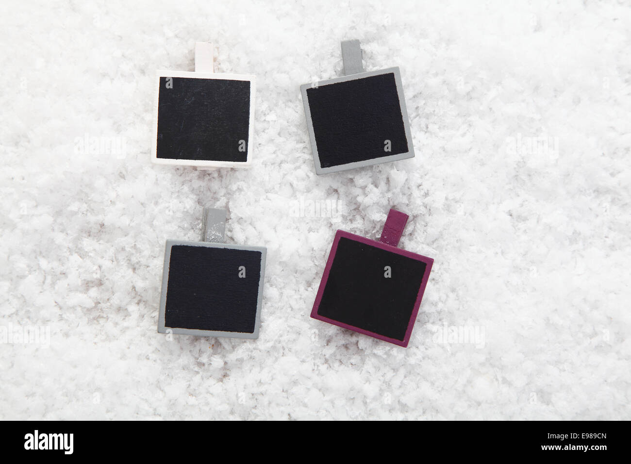 Quattro delle cornici vuote con tag sulla neve per il tuo Natale o immagini stagionali Foto Stock