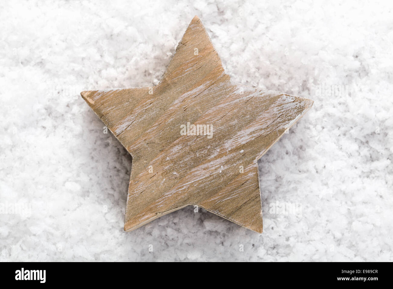 Sfondo di natale con un ingrandimento di una simbolica della stella sulla neve invernale Foto Stock