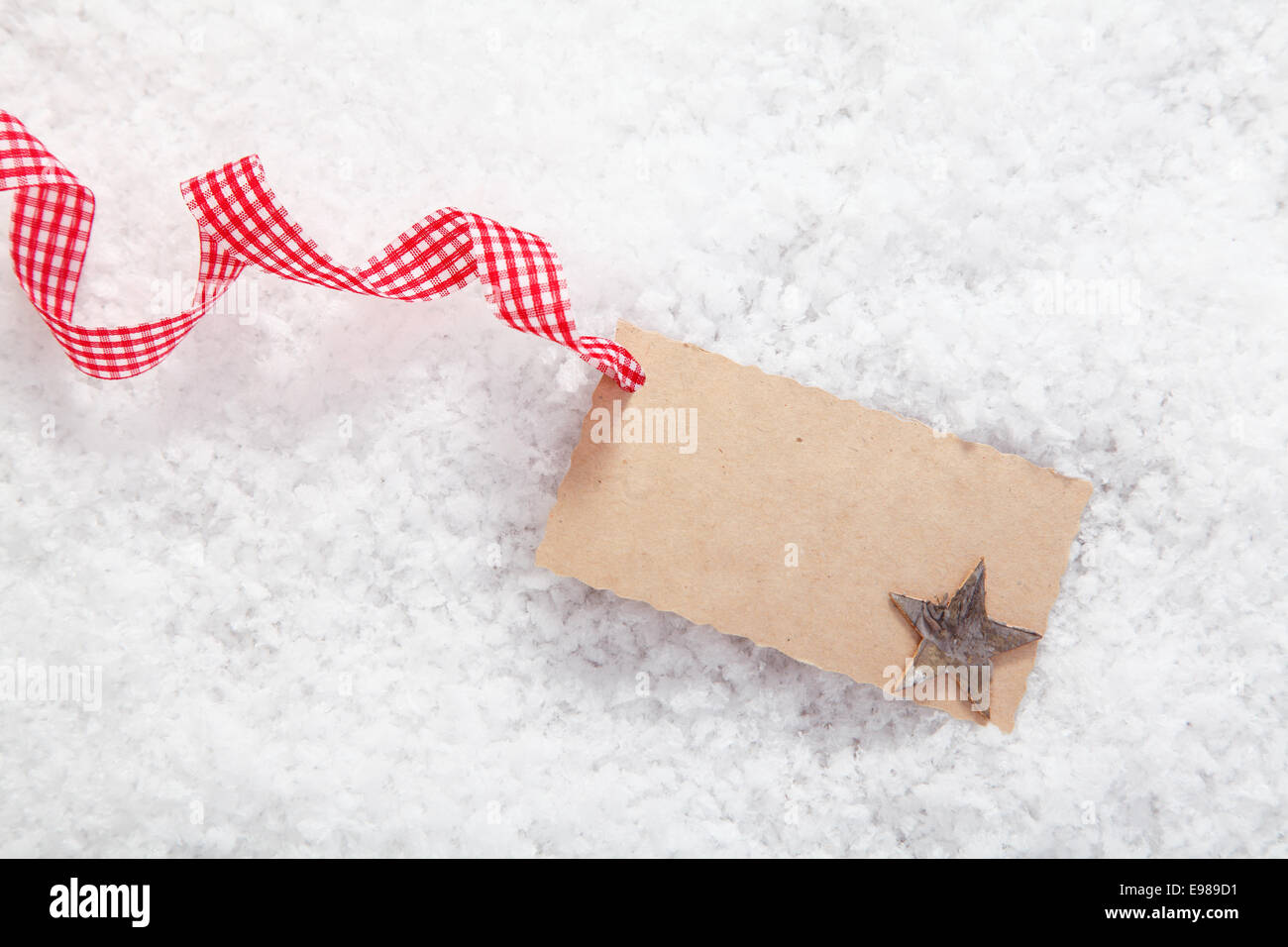 Luogo vuoto o carta regalo per Natale e la festa di concetti d'inverno. Il bianco della neve sullo sfondo. Foto Stock