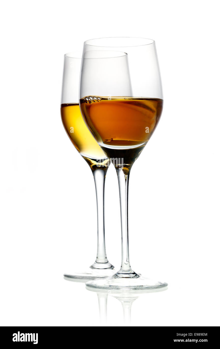 Due bicchieri di disco liquore aperitivo isolato su bianco Foto Stock