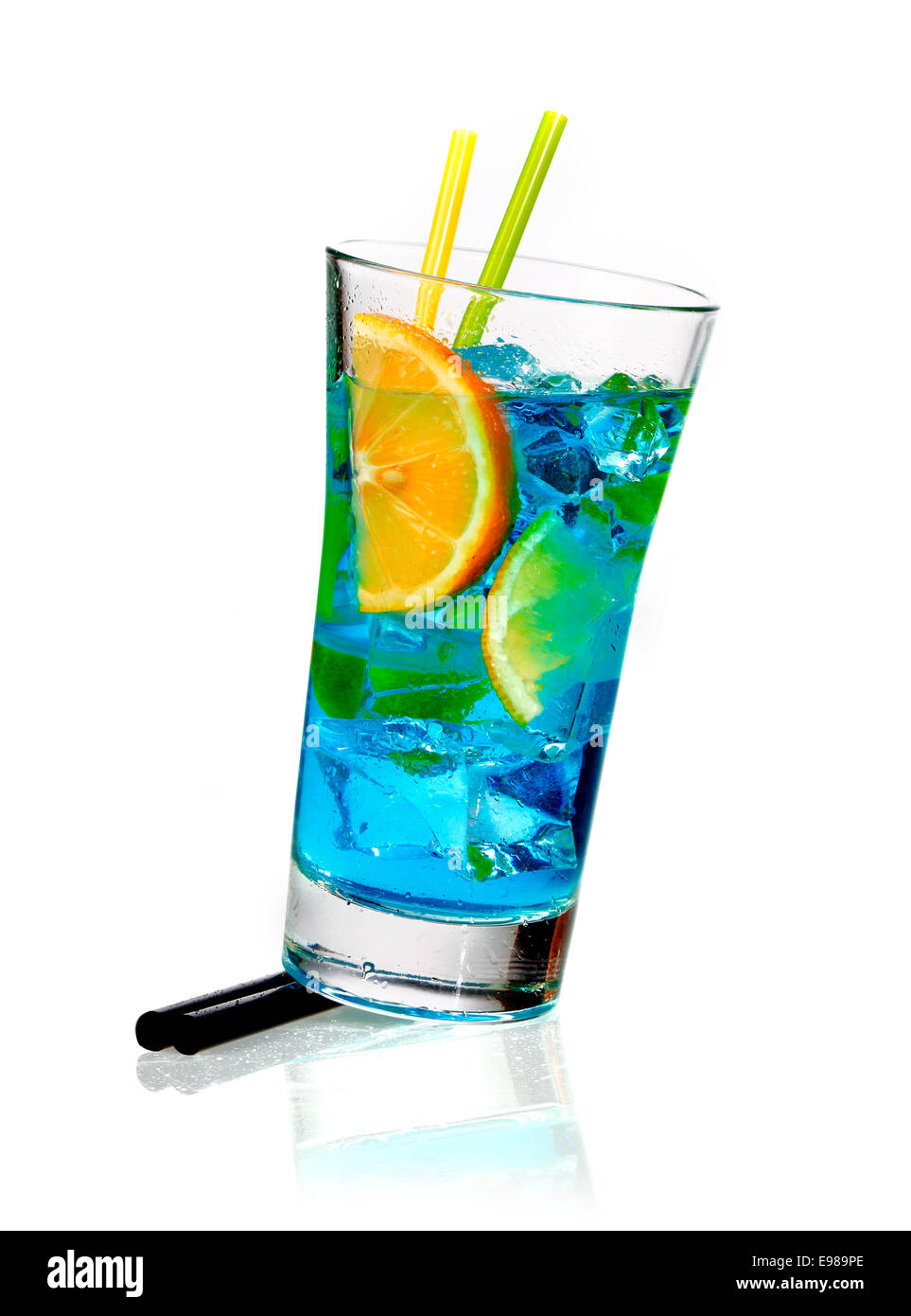 Bicchiere di blue curacao blended cocktail con fettine di arancia e cubetti di ghiaccio coneptual di una celebrazione o una vacanza tropicale Foto Stock