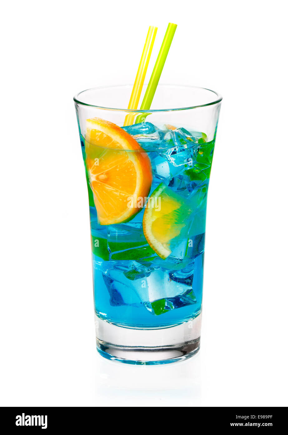 Rinfrescanti curacao blu cocktail in un bicchiere alto con fettine di arancia e ghiaccio isolato su uno sfondo bianco Foto Stock