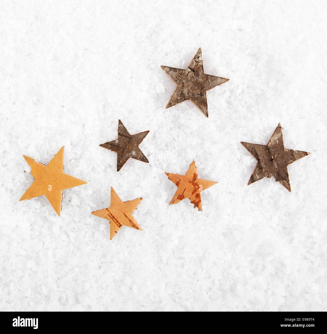 Stagionale o sfondo di Natale di rustico sparse stelle su fresco bianco inverno neve con copyspace Foto Stock