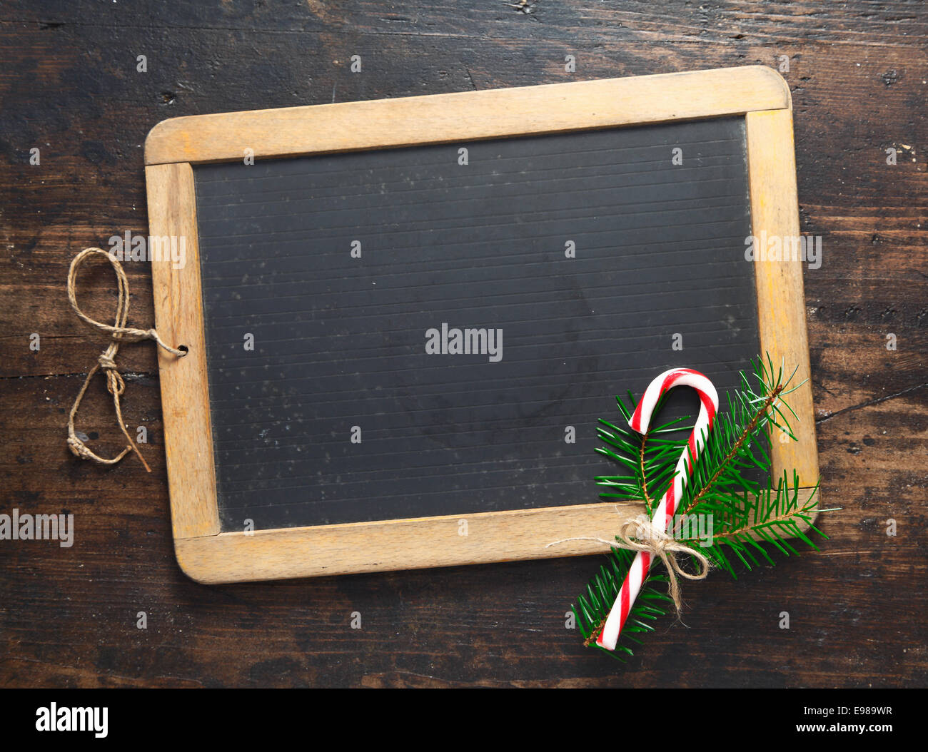 Piccolo vuoto incorniciate di legno lavagna con un festoso candy cane e verde per il tuo messaggio stagionali per Natale o Capodanno Foto Stock