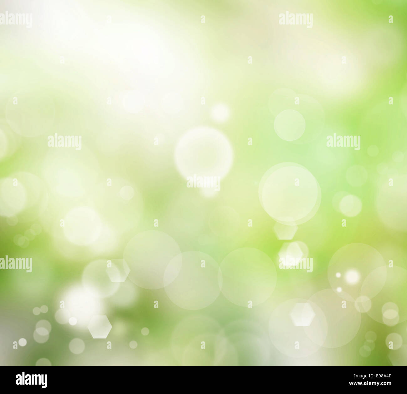 Rilassante verde sfocata glowy sfondo con bolle di luce Foto Stock