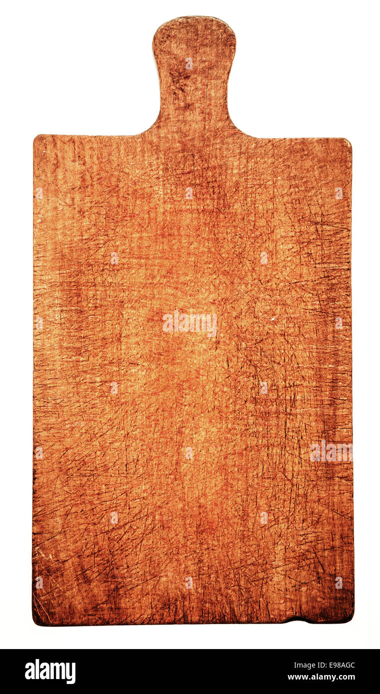 Close-up di indossato tagliere di legno, scattato dall'angolo alto, isolati su sfondo bianco Foto Stock