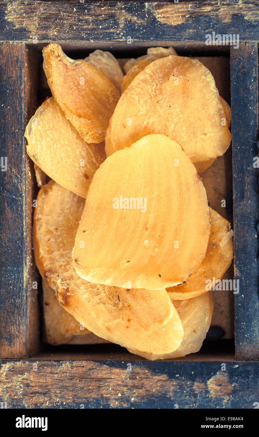 Fiocchi essiccati di aglio grattugiato per uso come condimento e aromatizzante in cucina, vicino la vista che mostra la struttura Foto Stock