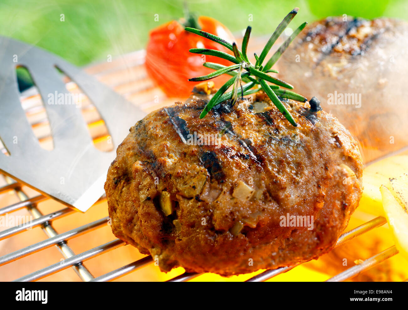 Hamburger patty grigliare sul barbecue isolati su Foto Stock