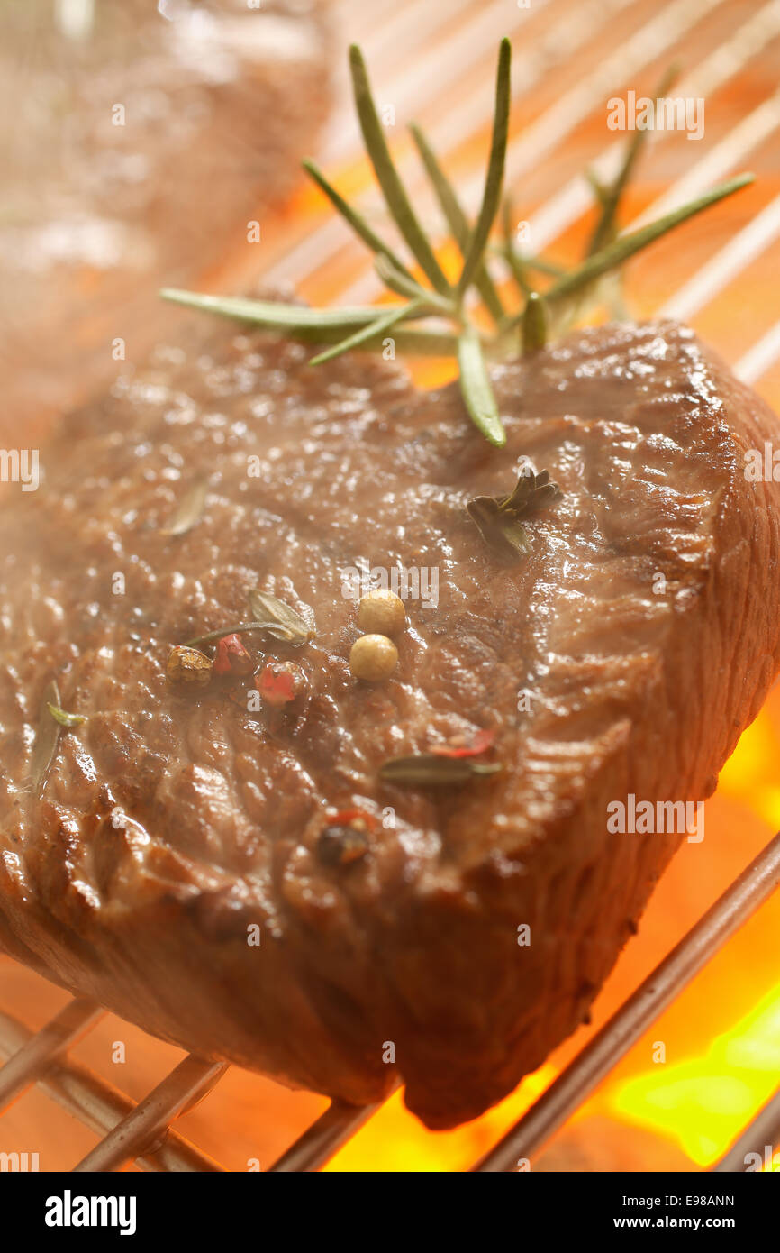 Immagine ravvicinata di carne sul grill barbecue Foto Stock