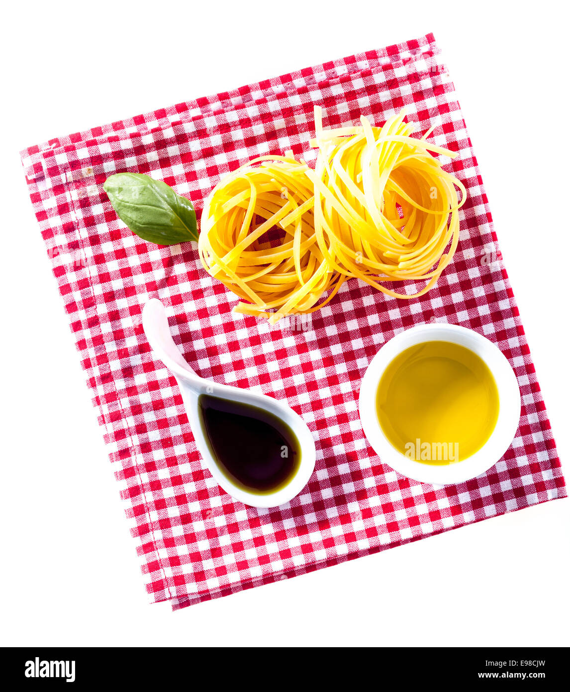 Vista aerea di una controllata di colore rosso e bianco paese igienico con fettucini crudo pasta con olio d'oliva, la salsa di soia e il basilico pronto Foto Stock