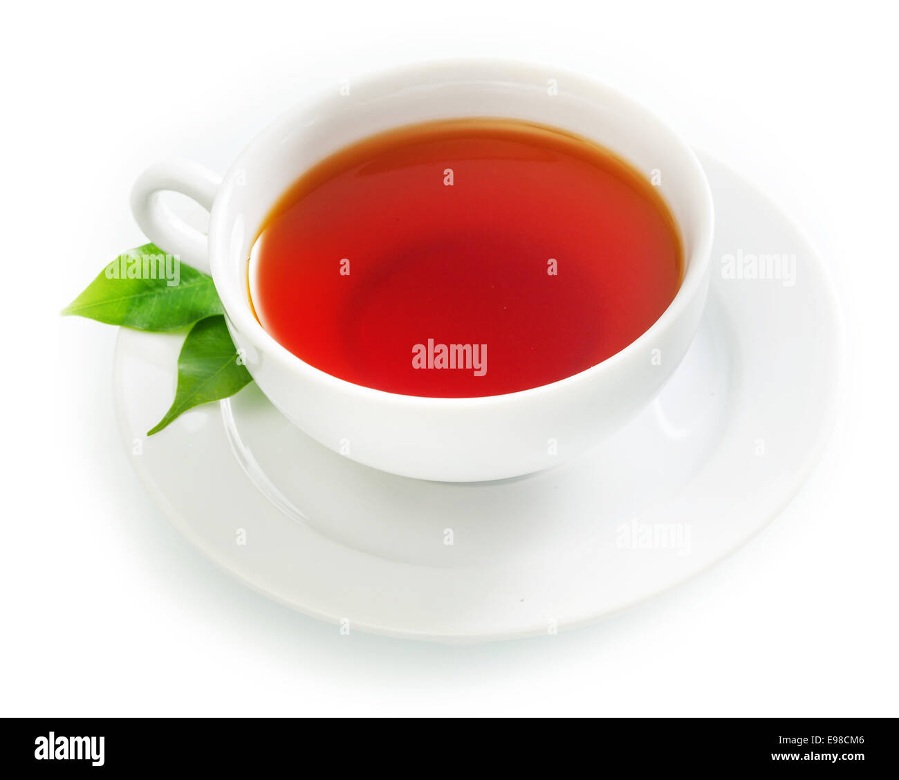 Tazza di caldo fresco tè nero in un elegante carta bianca comune e nuova tazza e piattino con fresco di foglie di tè verde su uno sfondo bianco Foto Stock