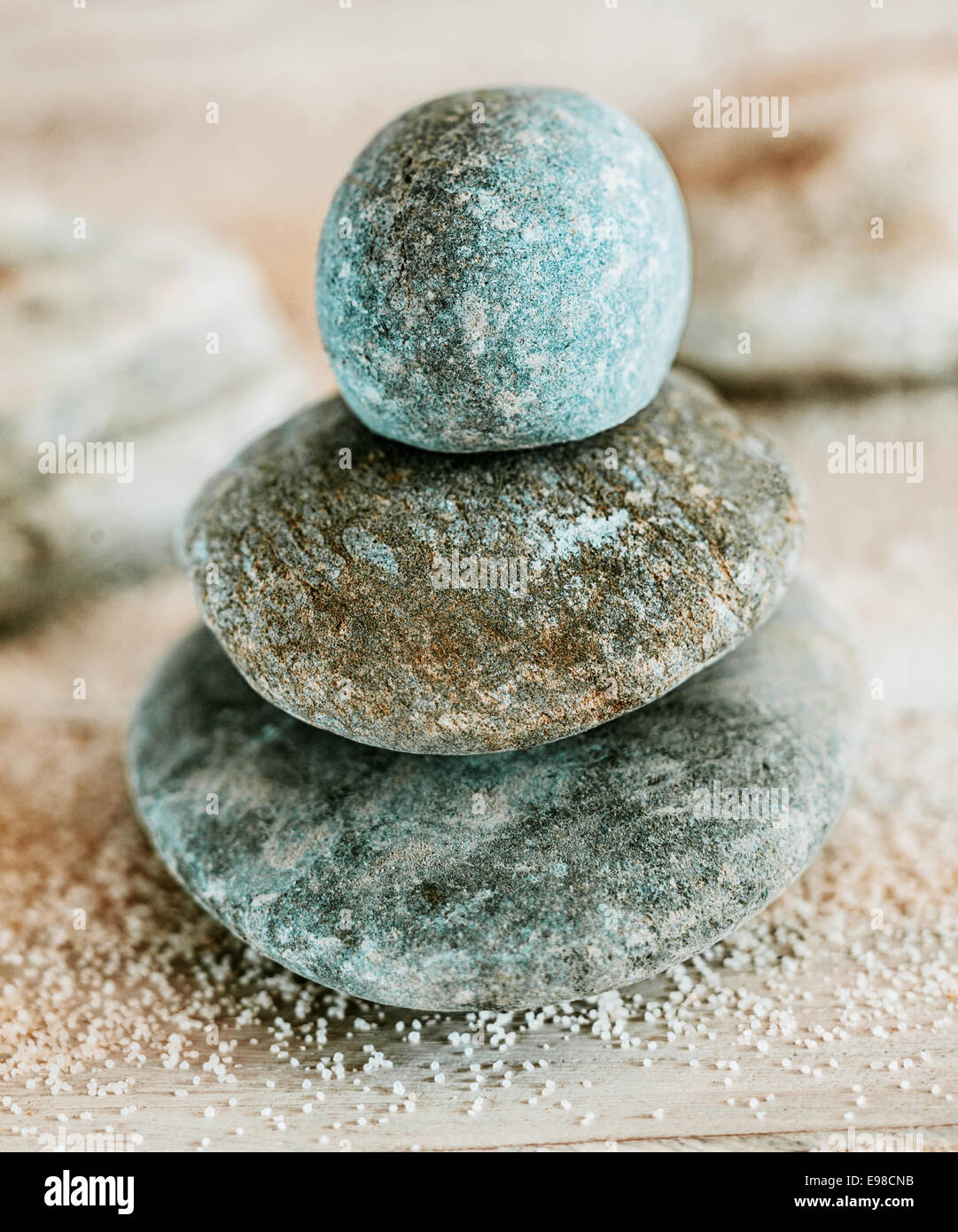 Spiritualità e di illuminazione con un equilibrato di stack waterworn liscia pietre Zen in una spa che raffigura il tranquility, wellness, rilassamento e ringiovanimento Foto Stock