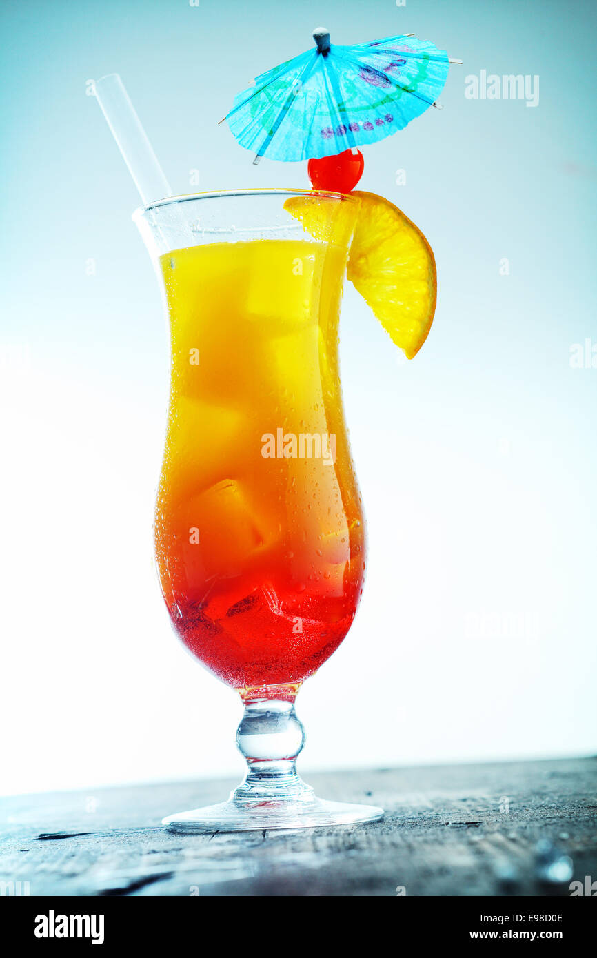 Bicchiere di rinfrescante cocktail tropicale con ombrello di carta Foto Stock