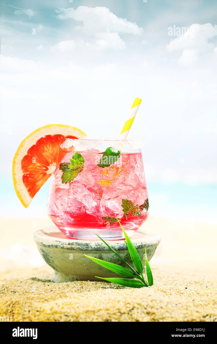 Basso angolo di visione di un vetro di deliziose iced daiquiri cocktail su una spiaggia tropicale Foto Stock