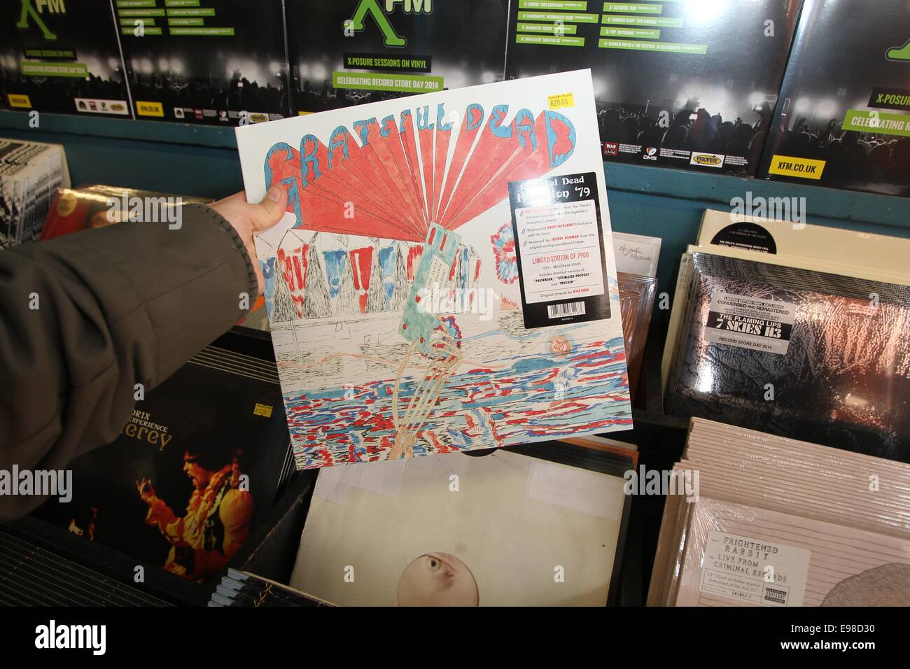 Gli appassionati di musica da acquistare 600 limited edition dischi in vinile dal famoso banchetto record, uno di 240 negozi che li vendono sul record Store Day. Dotato di: atmosfera dove: Kingston Upon Thames, Regno Unito quando: 19 Apr 2014 Foto Stock