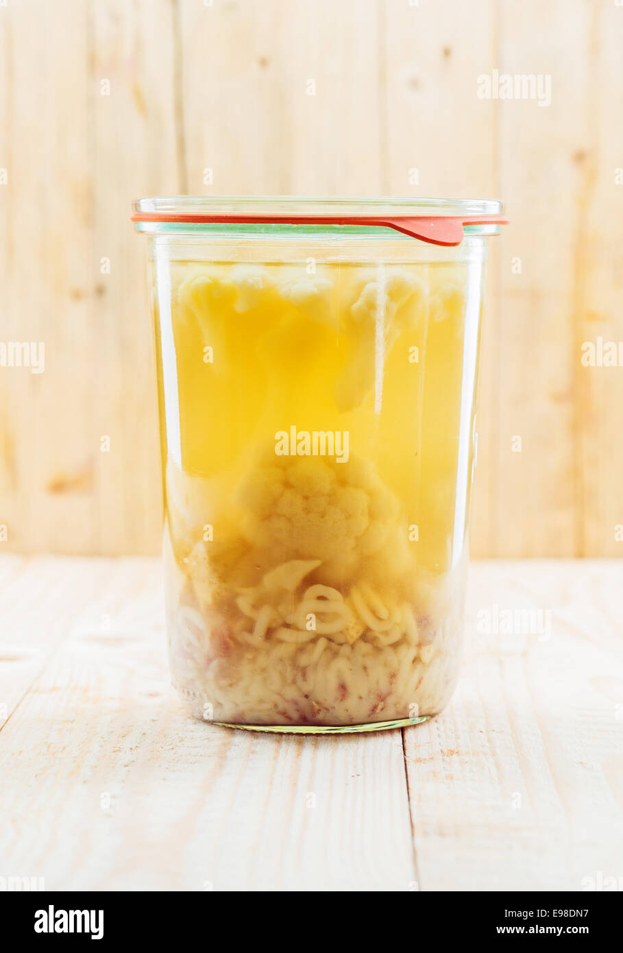 Gourmet tedesco tradizionale zuppa di festosa conservati in un vaso di vetro alto con cavolfiore, carne di pollo, tagliatelle , crema di uovo e Foto Stock