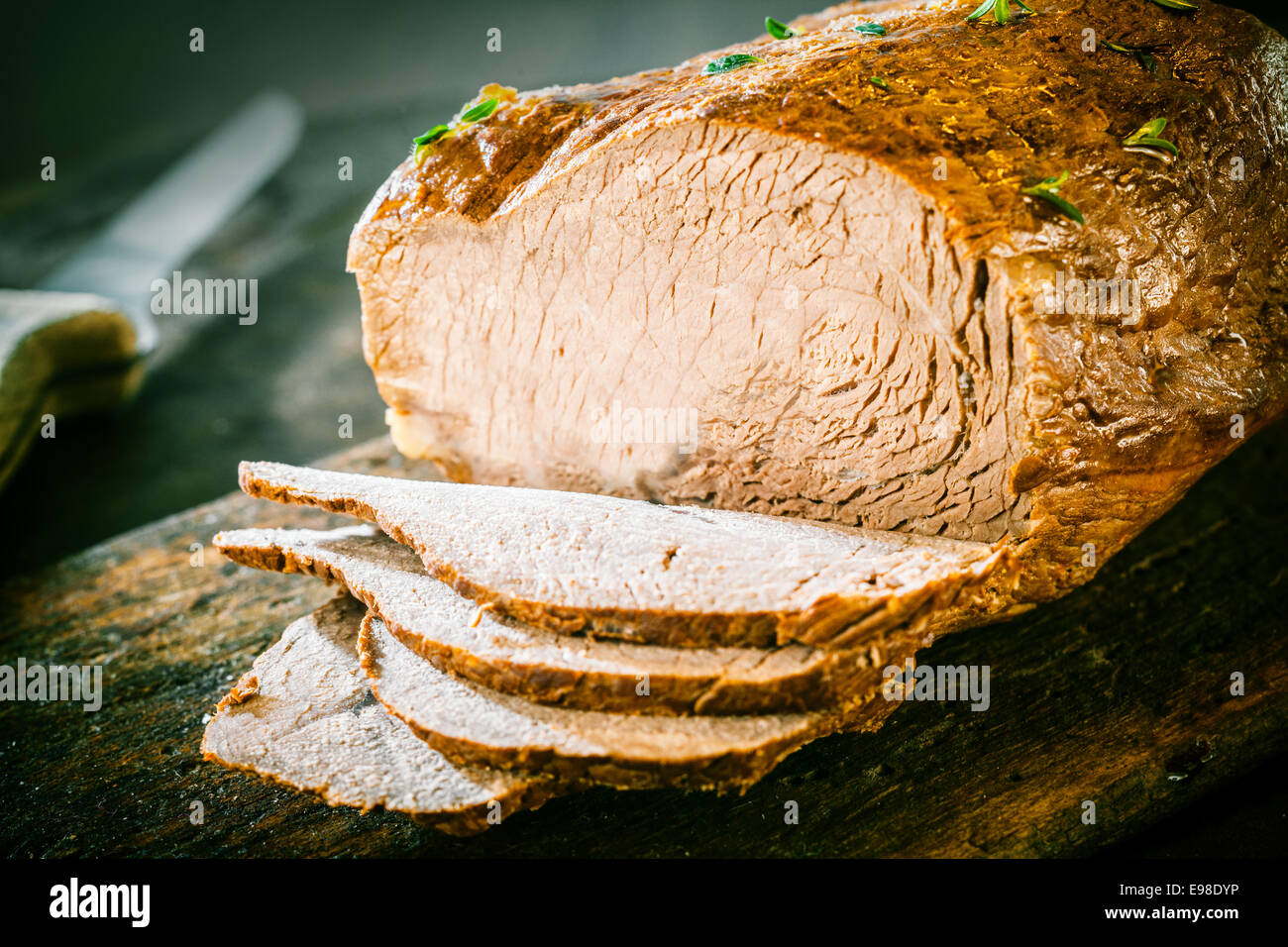 Deliziosi tedesco intagliato pagnotta di carne fatta di gustosa carne macinata di manzo e maiale cotto in casseruola e condita con erbe aromatiche, vicino la vista che mostra la struttura Foto Stock