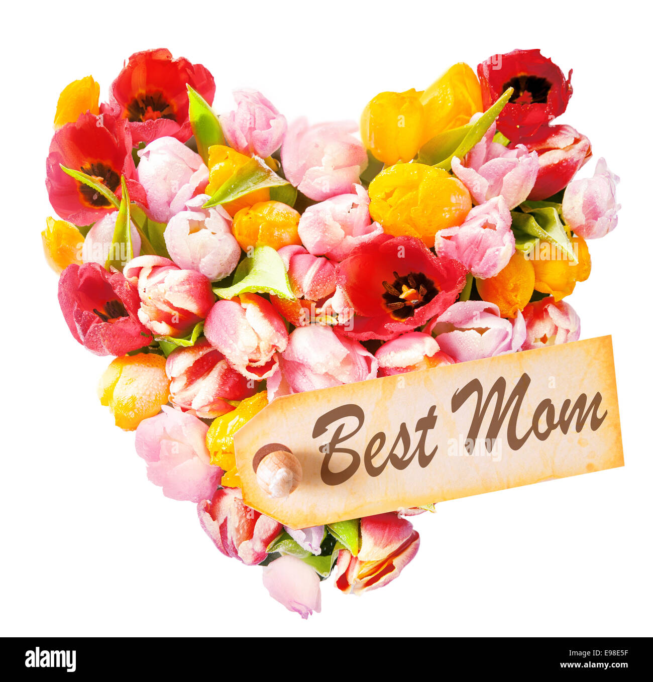 La Festa della Mamma a forma di cuore saluto con una disposizione di bella mulitcolored tulipani freschi isolato su bianco con un tag di regalo Foto Stock