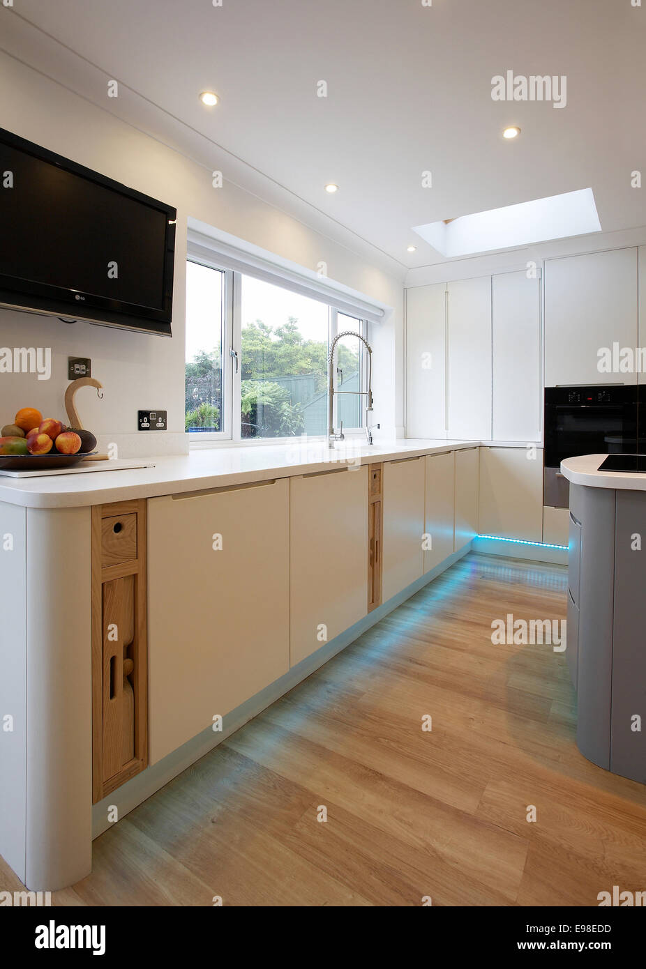 Una moderna cucina bianca all'interno di una casa nel Regno Unito. Foto Stock
