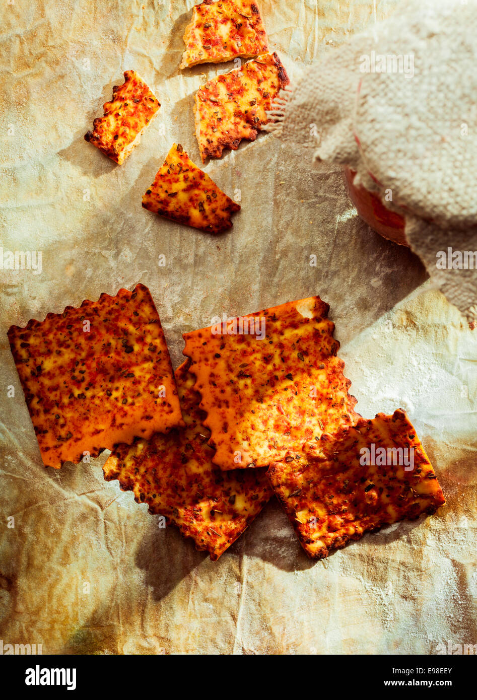 Cracker con vetro dip. Stile Country Estate italiana del cibo con un bicchiere di dip Foto Stock