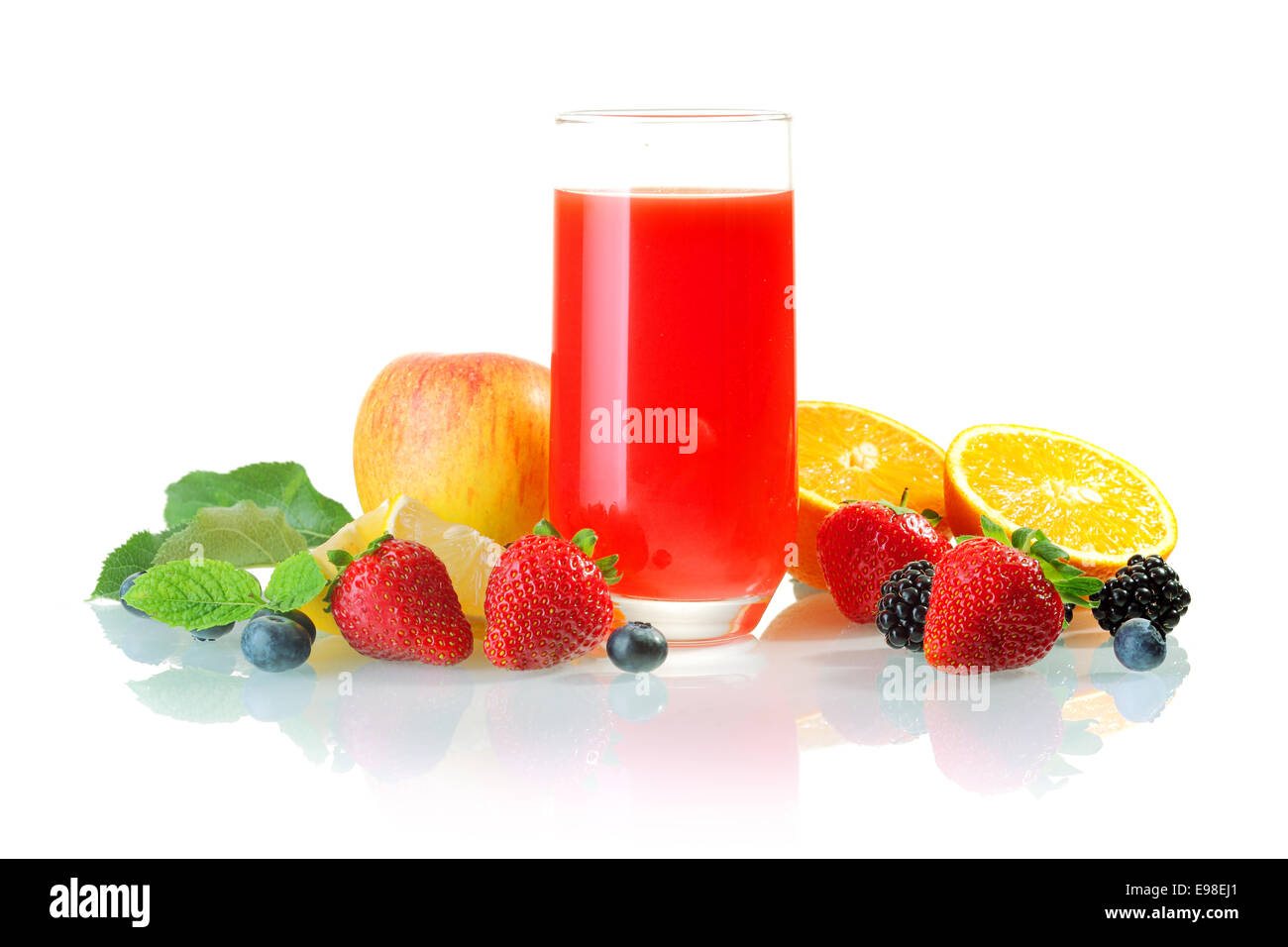 Bicchiere di miscelati sani succhi di frutta freschi cocktail circondato da fresh apple, arance e bacche compresi fragola, ribes e mirtillo Foto Stock