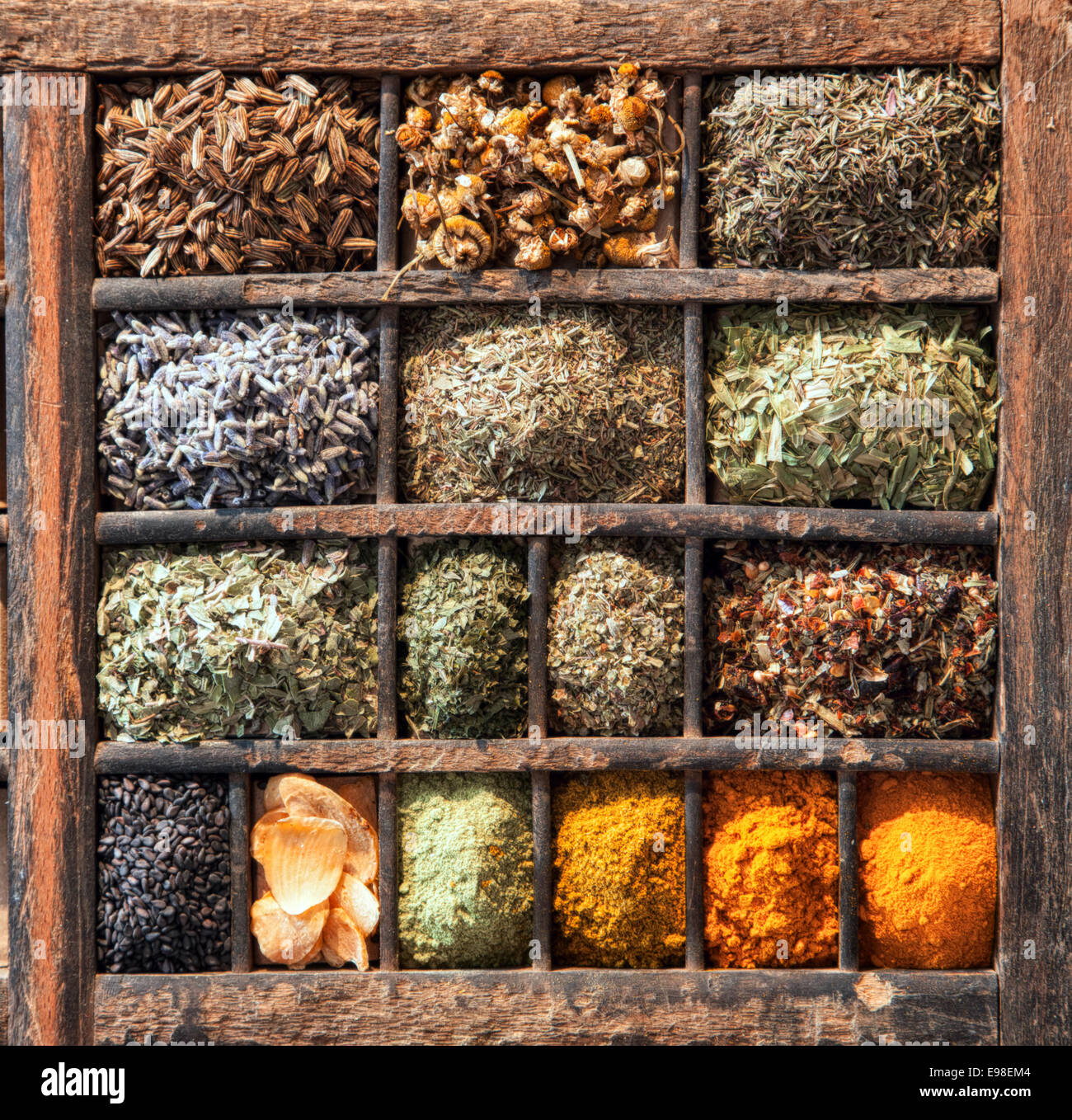 Varietà di naturale spezie indiane in una scatola di legno, girato da un angolo alto Foto Stock