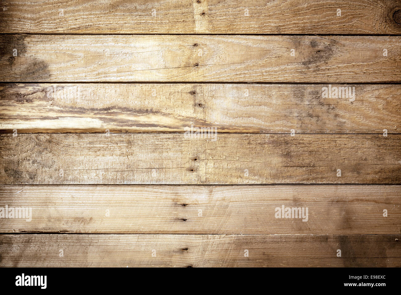 Vecchio alterò in legno rustico texture di sfondo con marrone vintage di pannelli di legno con una disuniformità di fila di chiodi nel centro e colorate woodgrain pattern, vuota con copyspace Foto Stock