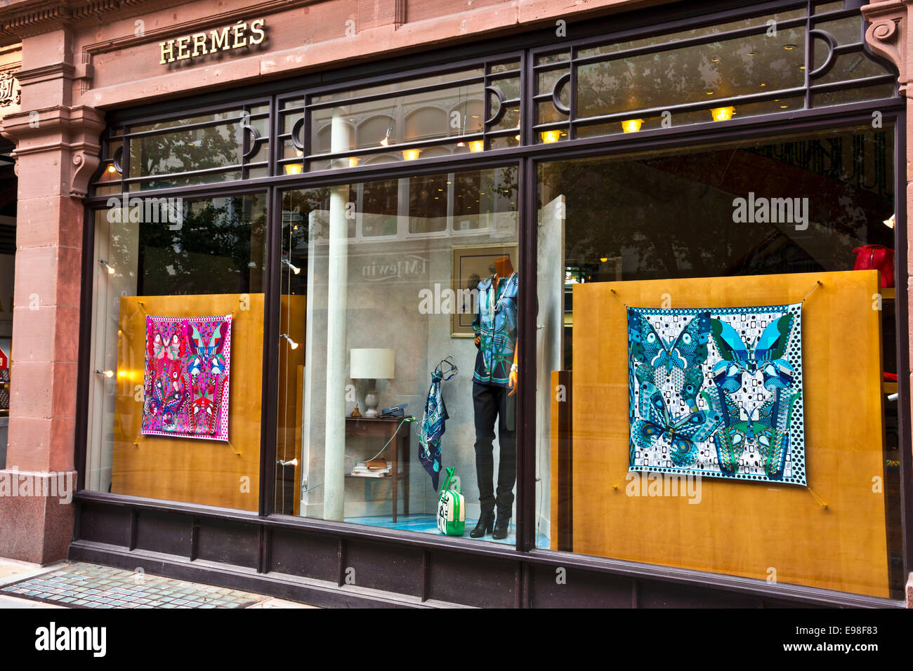 La finestra di visualizzazione del francese Hermes beni di lusso boutique nel centro della citta'. Foto Stock