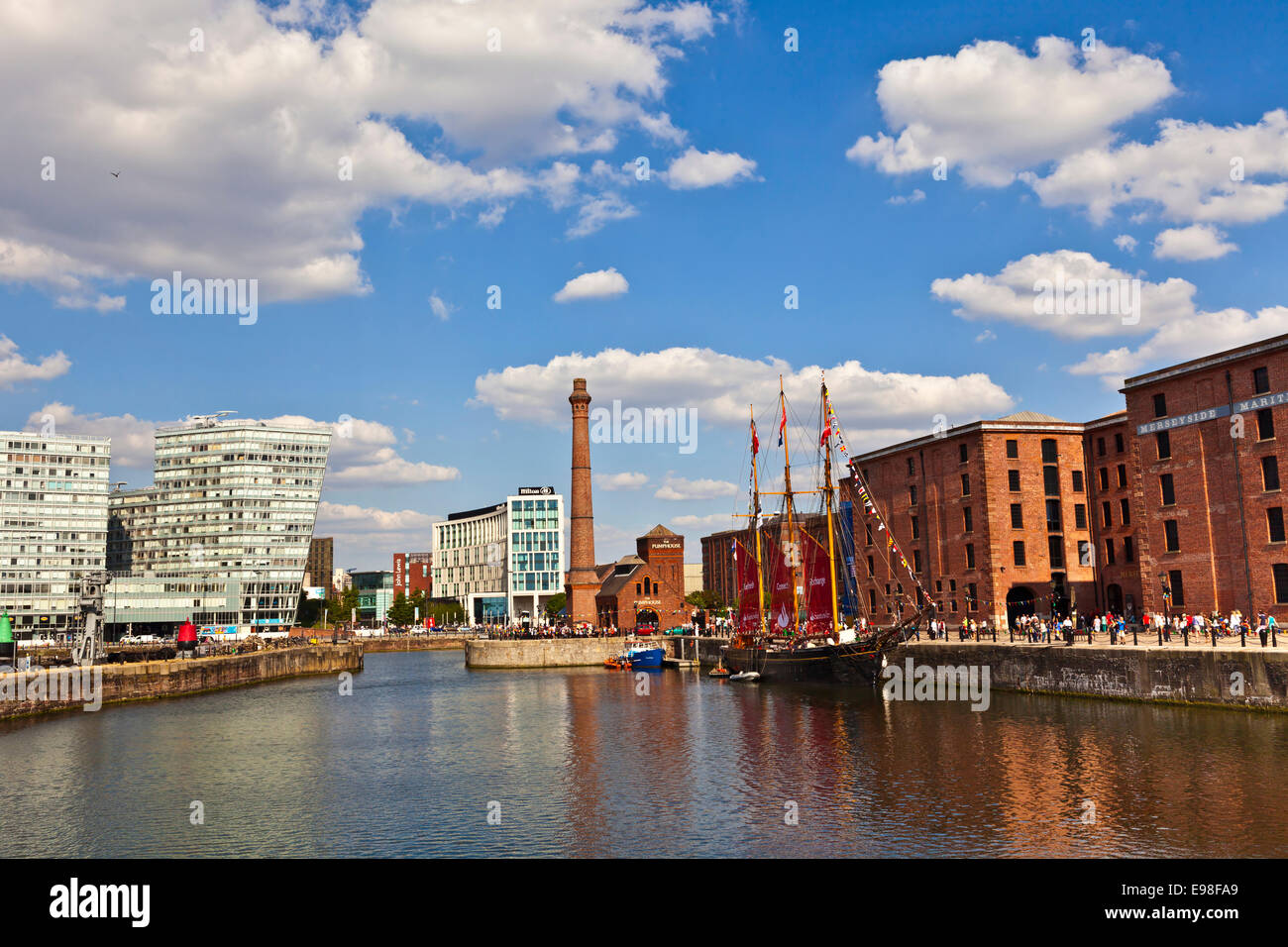 Paesaggio urbano del centro di Liverpool che è di natura commerciale, culturale, finanziaria e il cuore storico di Liverpool, in Inghilterra, Foto Stock