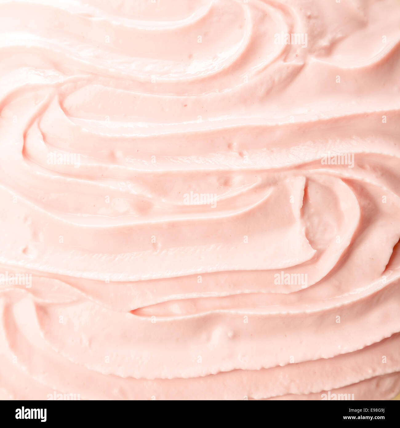 Gustosa a freddo di bacche di rosa di yogurt surgelato o gelato sfondo con una uniforme consistenza cremosa per una rinfrescante deliziosi dessert estivo Foto Stock