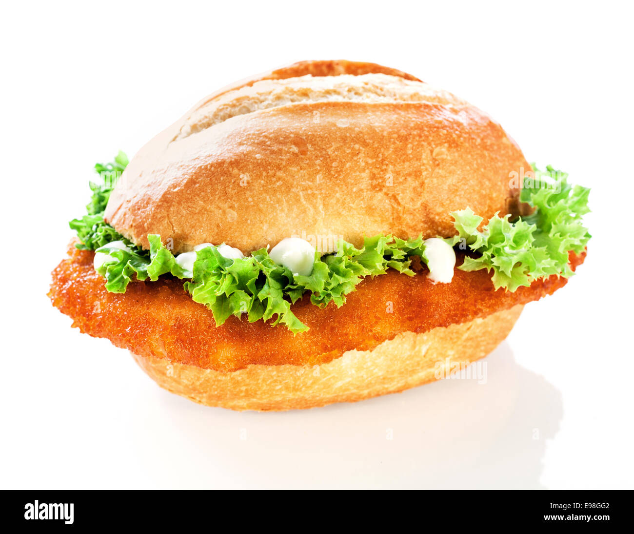 Deliziosi crostini di hamburger di pesce o il rotolo con un golden fritti impanati filetto di pesce e lattuga crinkly rabboccato con la Mayo su sfondo bianco Foto Stock