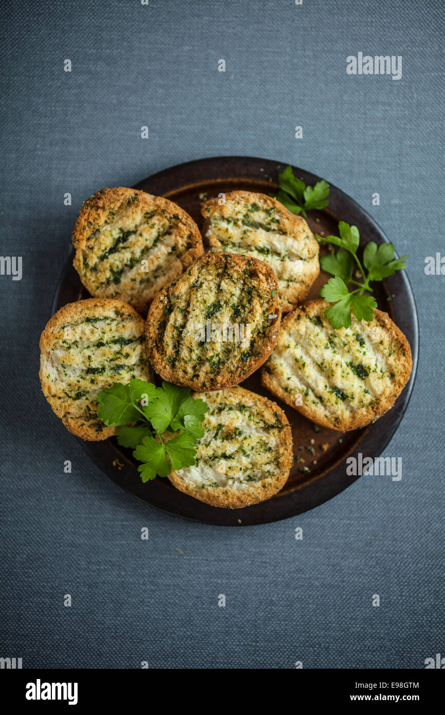 Gustoso cibo secco sul piatto rotondo, isolata su uno sfondo grigio. Foto Stock