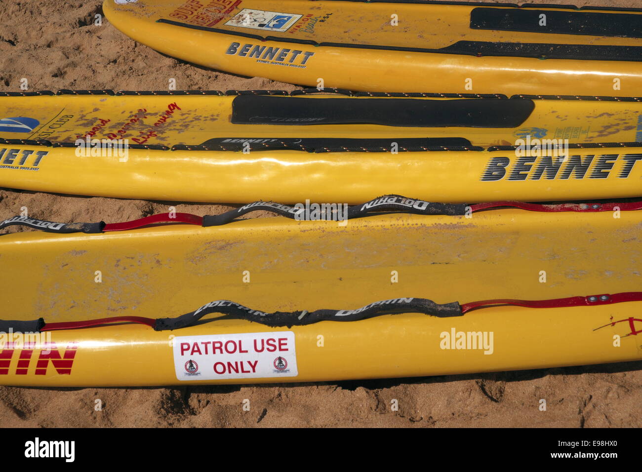 Giallo bennetts tavole da surf appartenenti ad Avalon surf rescue lifesaving club,Sydney , Australia Foto Stock