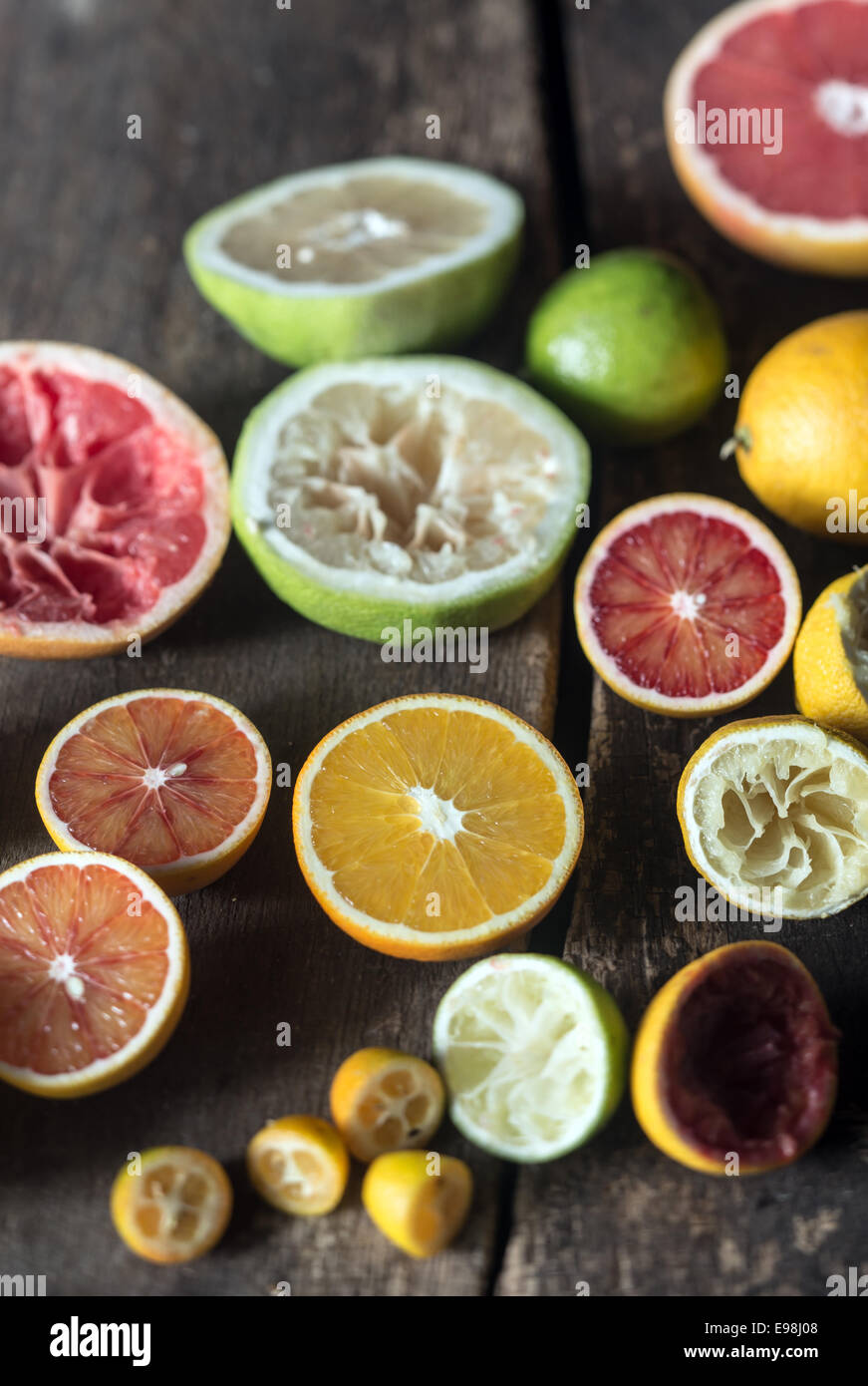 Colorati assortiti dimezzati gli agrumi con arance, arancia, pompelmo, lime  e limone, alcuni dei quali sono stati schiacciati Foto stock - Alamy