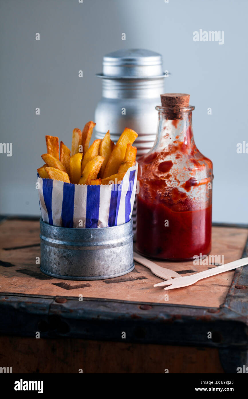 Rustico Patate fritte con Ketchup in stile moderno è servita. Foto Stock