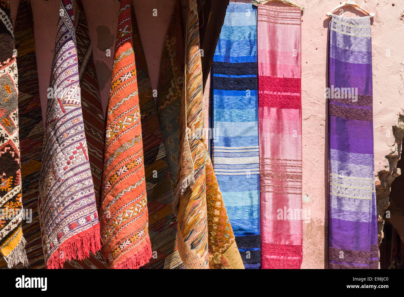 Tessuti appendere sul display al di fuori di un negozio nel souk,  all'interno della medina di Marrakech (Marrakech), Marocco Foto stock -  Alamy