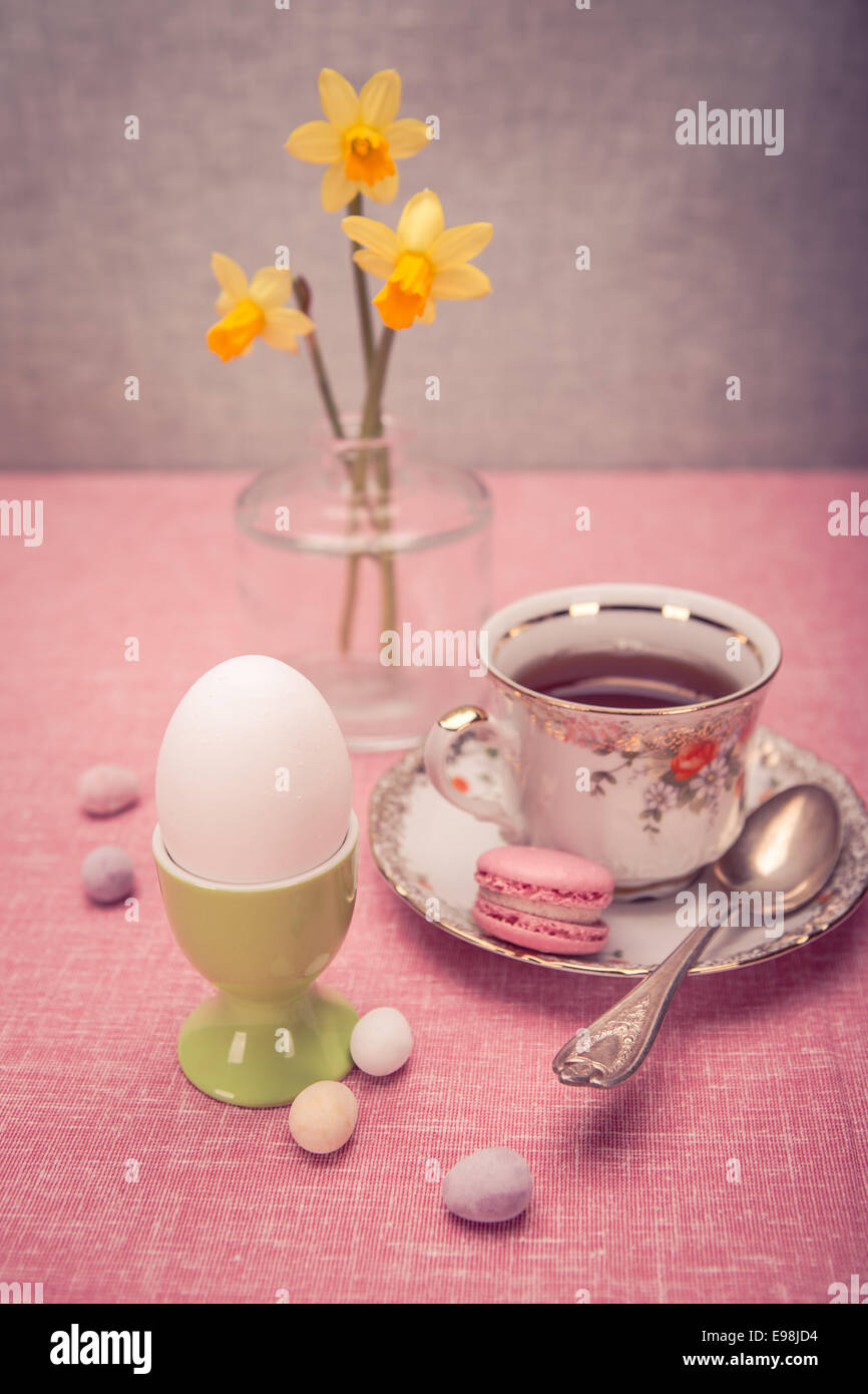 L'installazione di pasqua con una tazza, l'uovo e regali Foto Stock