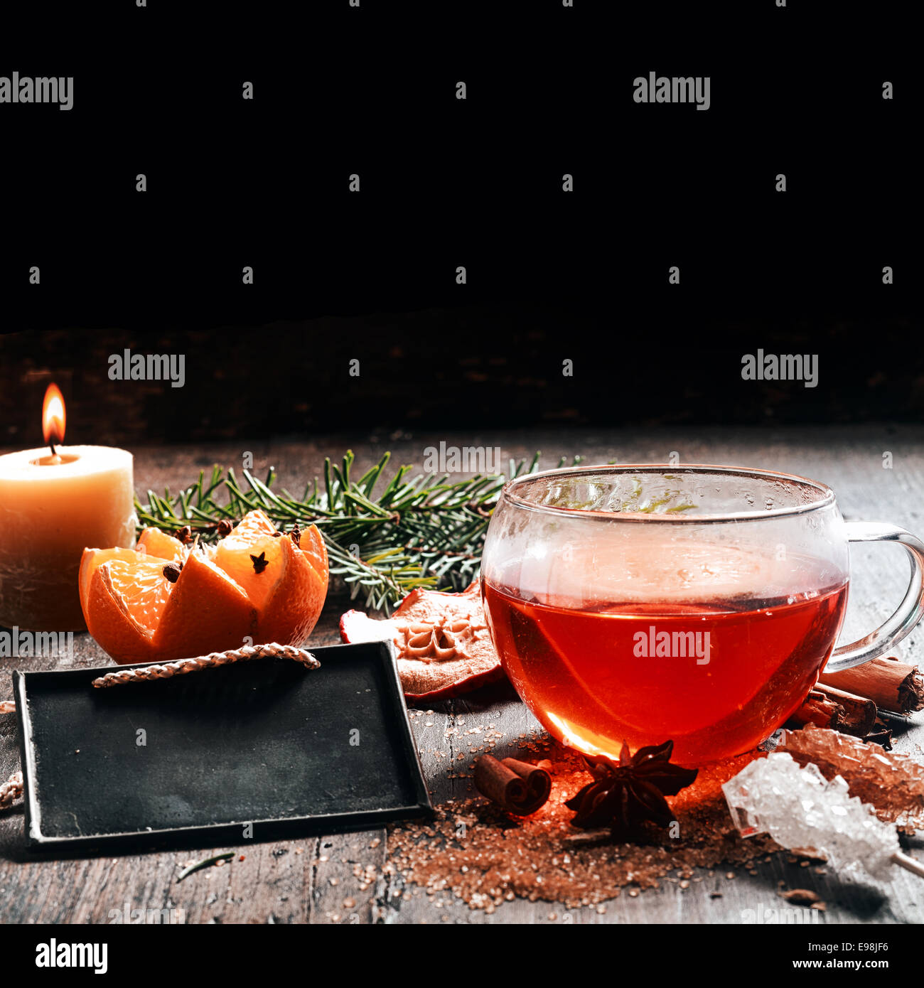 Tag pronto per i messaggi di saluto in occasione del Natale foto Design, vino rosso, arancio, candele profumate, sul tavolo di legno Foto Stock