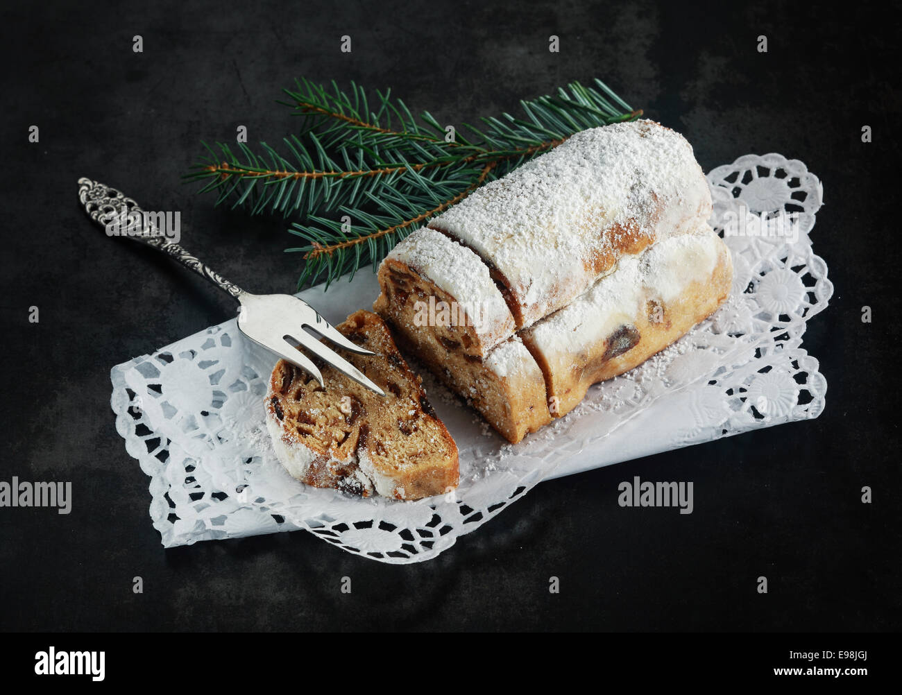 Tariffa di natale con un elevato angolo di visione di un filone di pane panettone, specialità a base di pane dolce fatto con spezie e guarnita con zucchero a velo per le feste Foto Stock