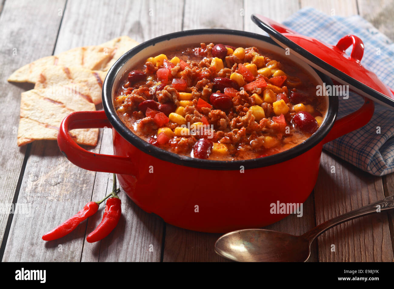 Close up appetitoso piccante ricetta carnosa rossa sul potenziometro posto sul tavolo di legno pronta da mangiare. Foto Stock