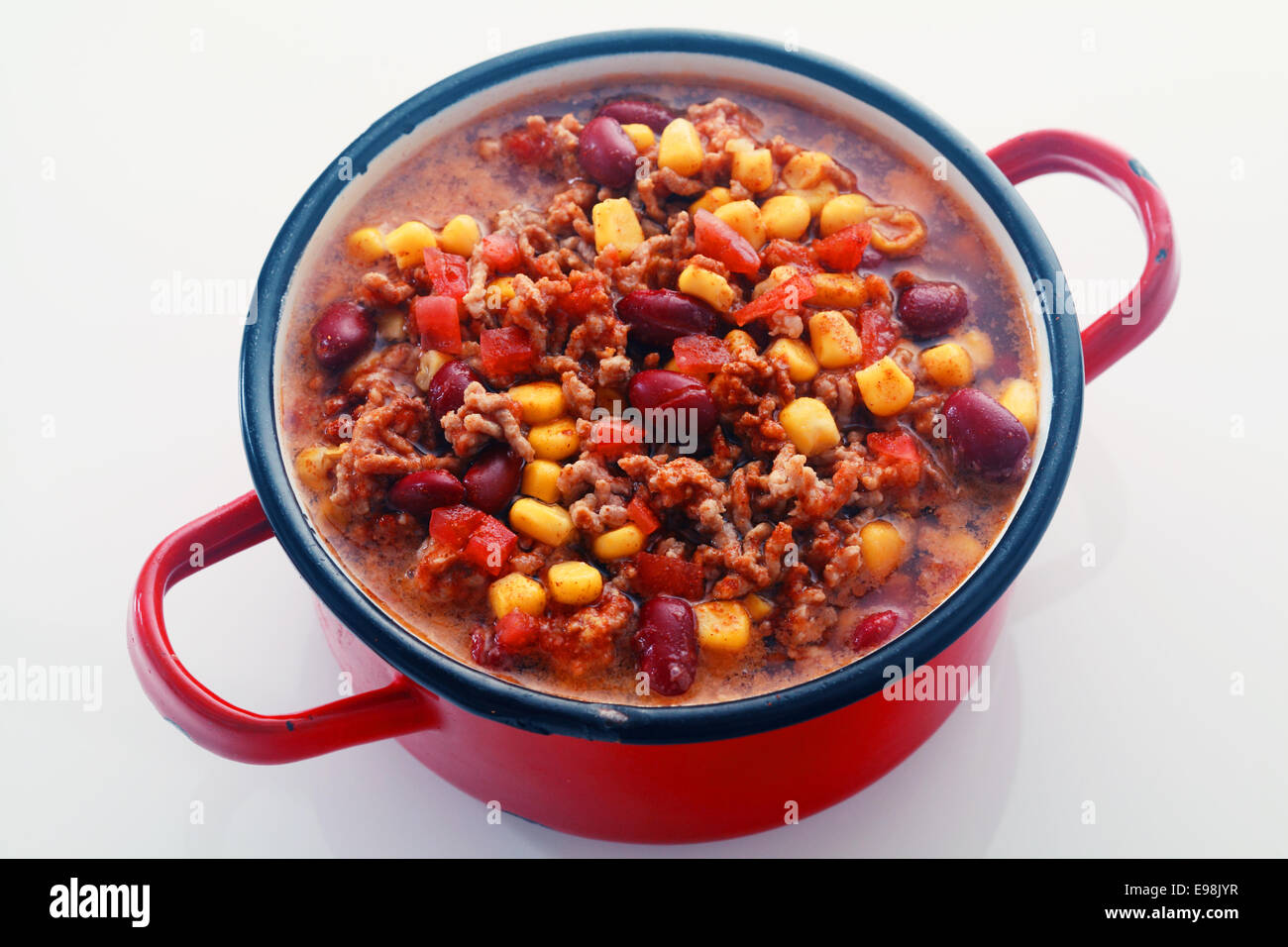 Chiudere gustoso piatto principale ricetta sul vaso rosso isolato su sfondo bianco. Foto Stock