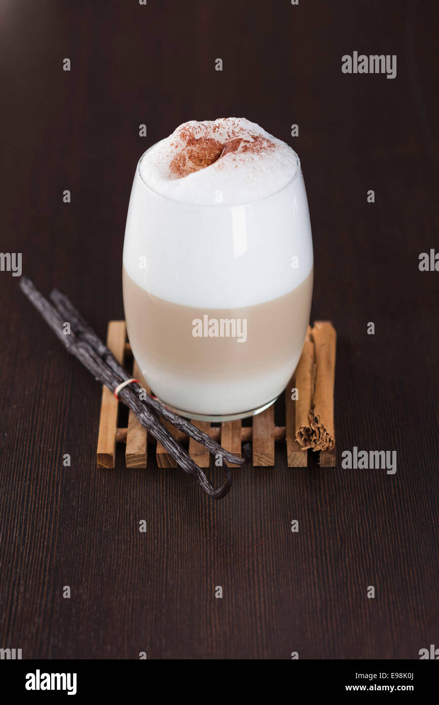 Chai Latte tè speziato bevanda in tazza di vetro con spezie Foto Stock